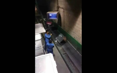 YouTube muestra cómo algunos trabajadores descuidan el traslado de las maletas de los pasajeros hacia la cinta transportadora, en un aeropuerto en Arabia Saudí.