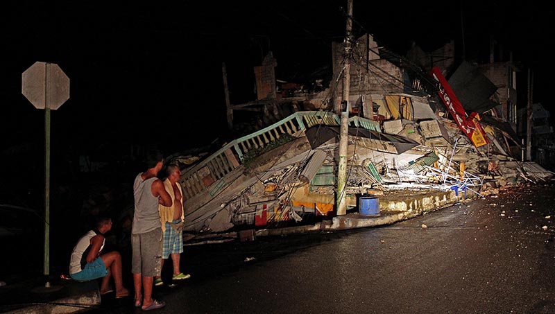 GRA067. PEDERNALES (ECUADOR), 17/04/2016.- Al menos 77 personas han muerto y 588 han resultado heridas como consecuencia del terremoto de 7,8 grados en la escala abierta de Richter que azotó el norte de la región costera de Ecuador el sábado, y que también causó múltiples daños materiales que aún se evalúan. En la foto daños en un edificio en el balneario costero de Pedernales, donde la situación es particularmente "compleja" y a los equipos de rescate y asistencia les está siendo difícil llegar. EFE/Jose Jacome Rivera