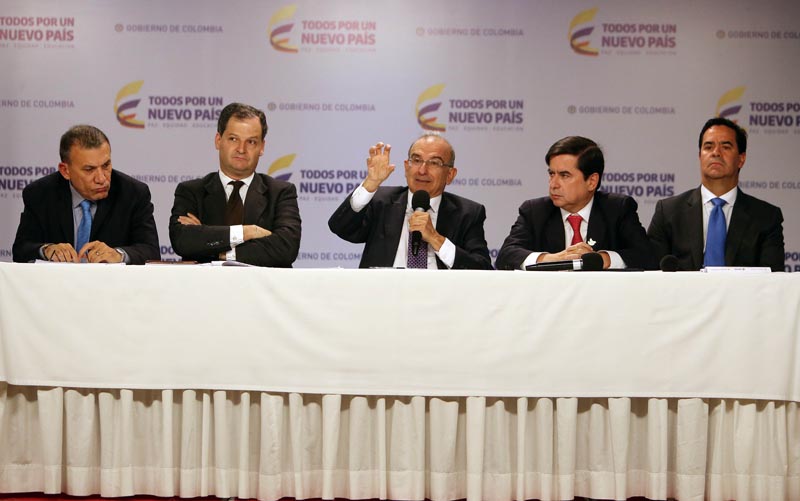 BOG17. BOGOTÁ (COLOMBIA), 15/11/2016.- El jefe negociador del Gobierno de Colombia, Humberto de la Calle (c), habla junto a Roy Barreras (i), Sergio Jaramillo (2i), Juan Fernando Cristo (3d) y Frank Pearl (d), durante un encuentro con los medios de comunicación hoy, martes 15 de Noviembre de 2016, en Bogotá (Colombia). El nuevo acuerdo de paz firmado el sábado por el Gobierno colombiano y las FARC es el definitivo y queda pendiente por fijar solo la manera como será refrendado antes de proceder a su implementación, dijo hoy el jefe negociador oficial en una rueda de prensa en la Casa de Nariño en la capital, donde explicó detalles de lo pactado. EFE/MAURICIO DUEÑAS CASTAÑEDA